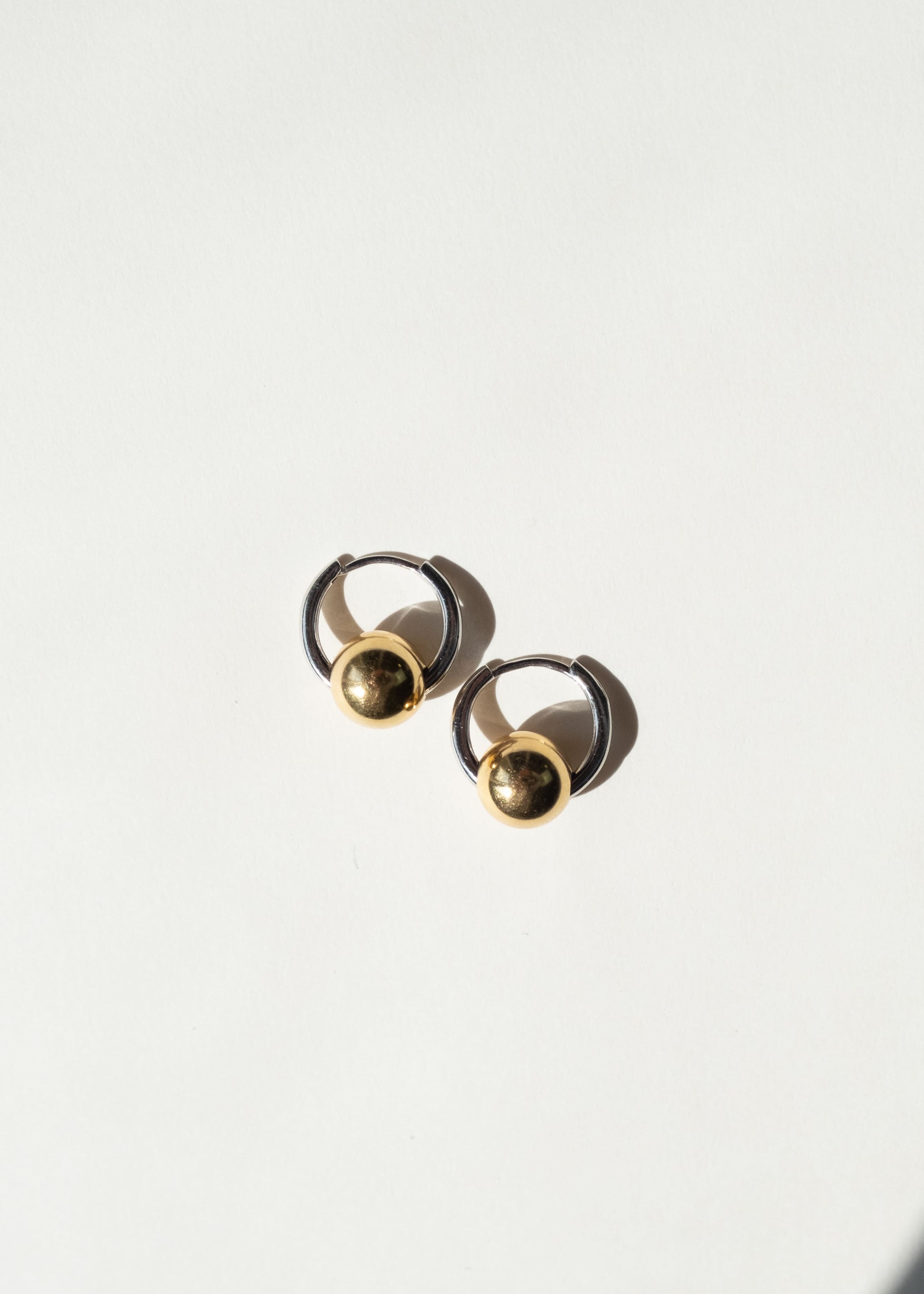 Paire de boucles d'oreilles clip avec verre noir et strass blanc, de