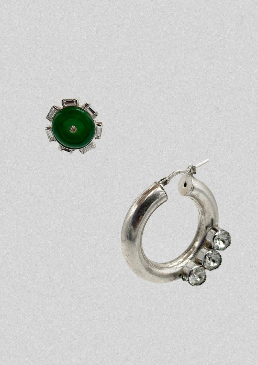 Boucle d'oreille - créole à cristaux blancs et puce d'oreille fleur à pierre verte