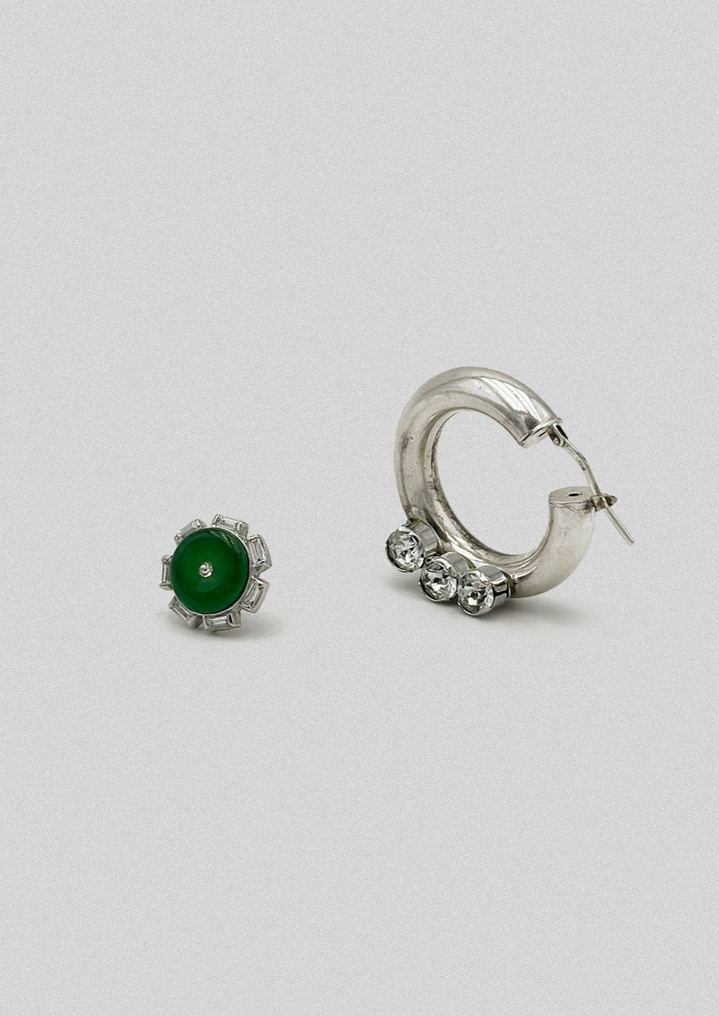 Boucle d'oreille - créole à cristaux blancs et puce d'oreille fleur à pierre verte