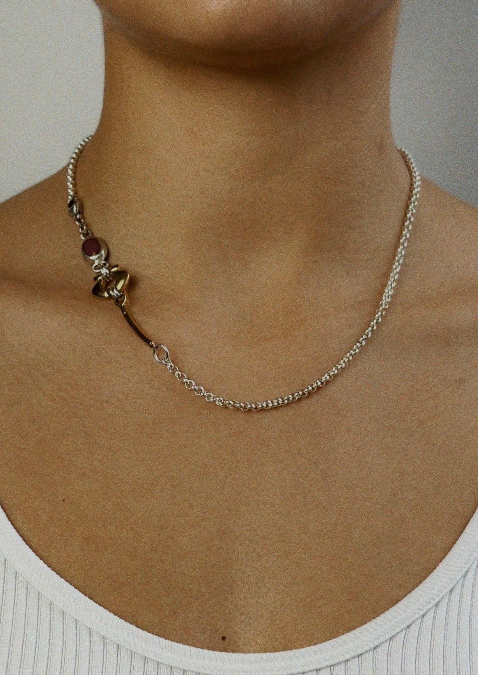 Collier unique - chaine en argent, éléments plaqués or ancien et jaspe rouge