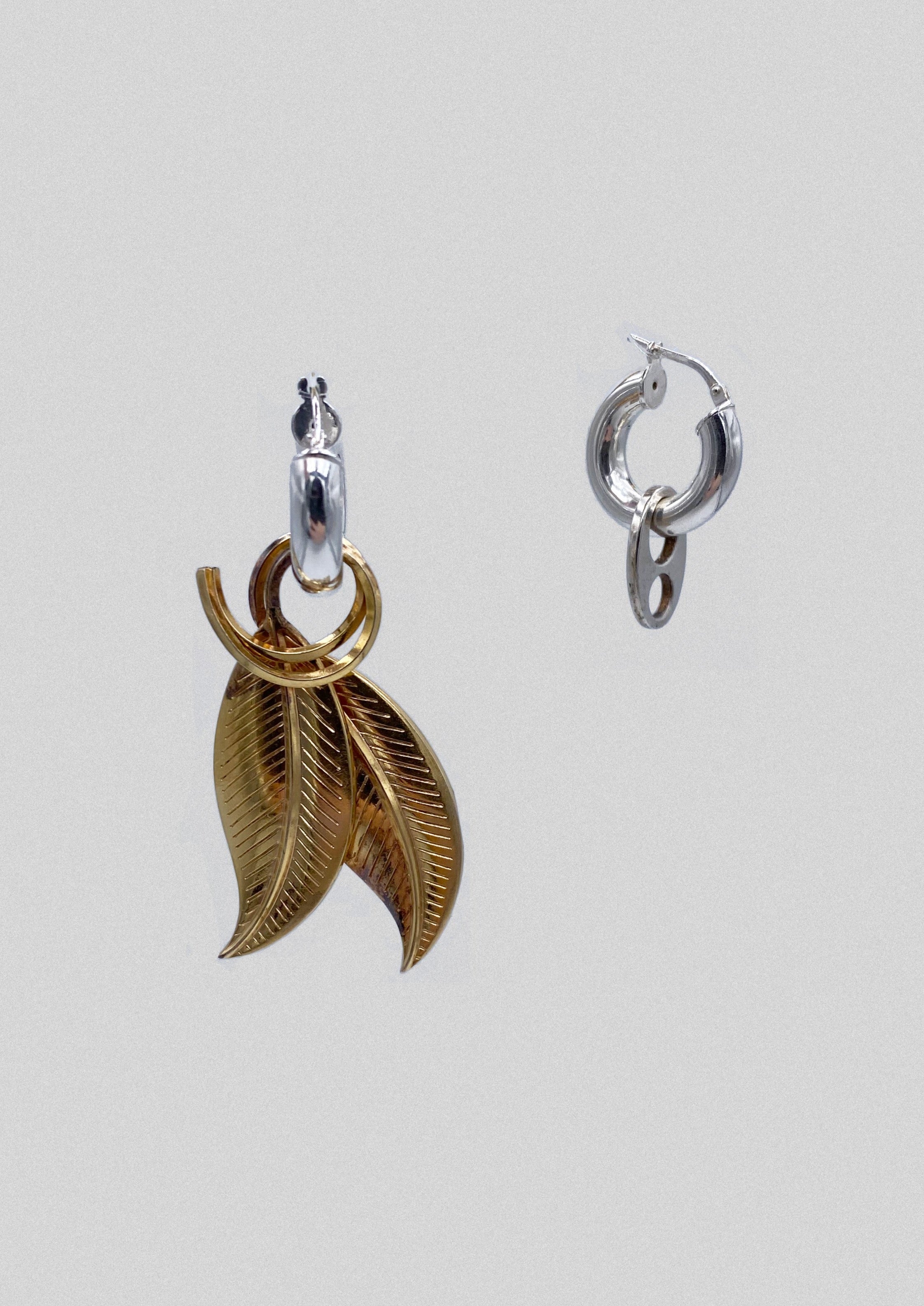 Boucle d'oreille - paire de créoles avec une ancienne broche