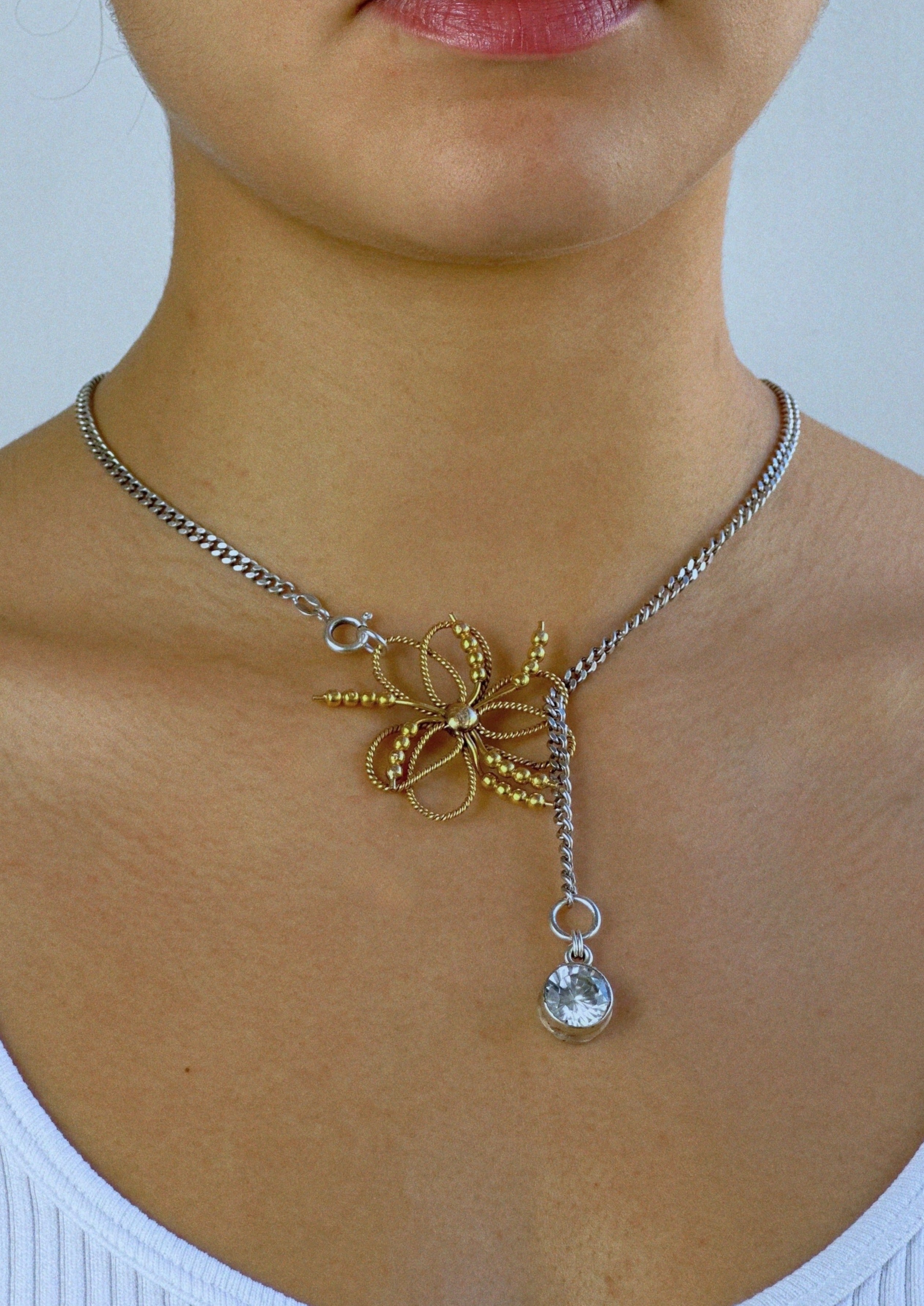 Collier unique - chaînes argent, fleur plaqué or ancien, cristal blanc