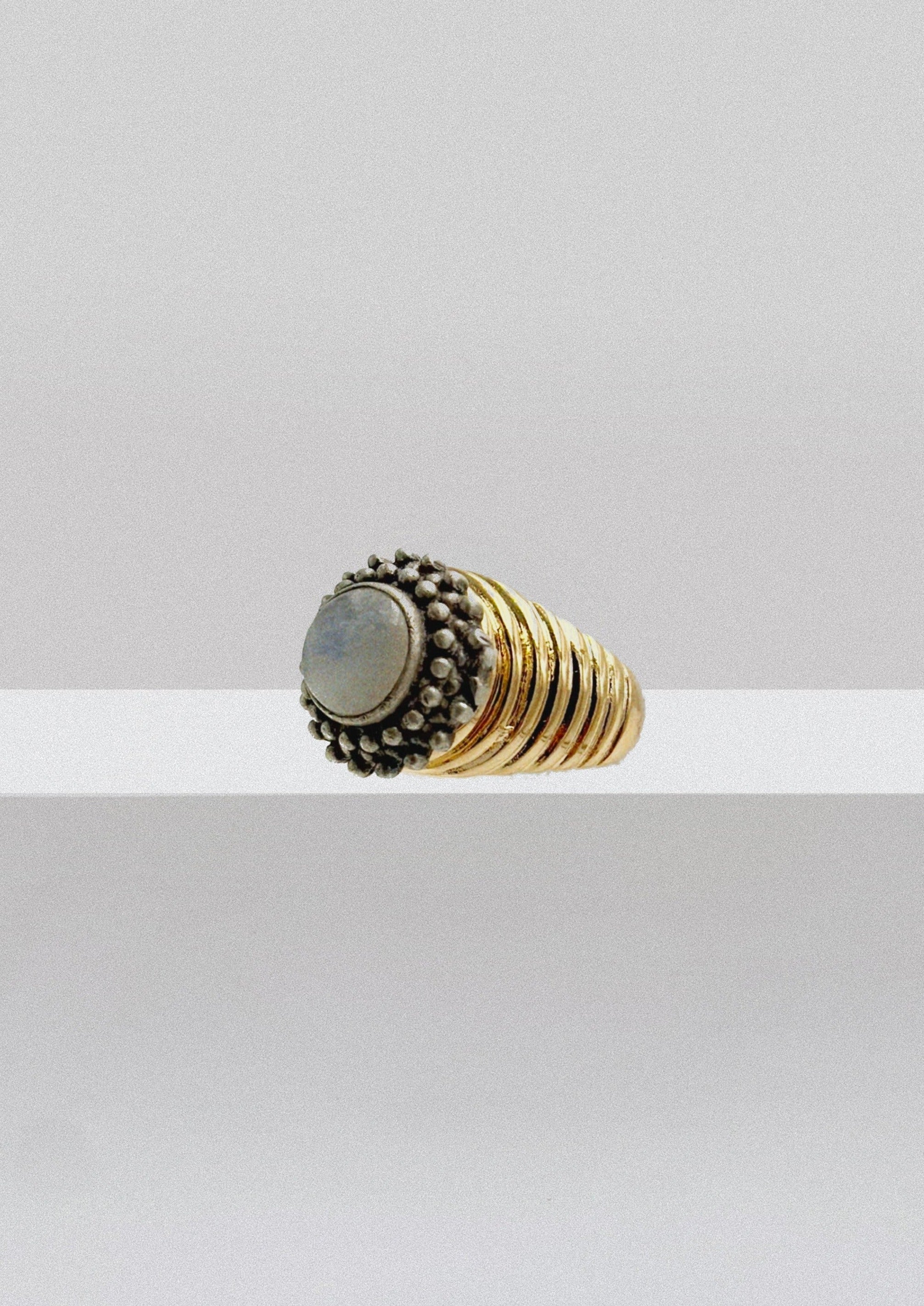 Bague unique - laiton plaqué or & pierre de lune