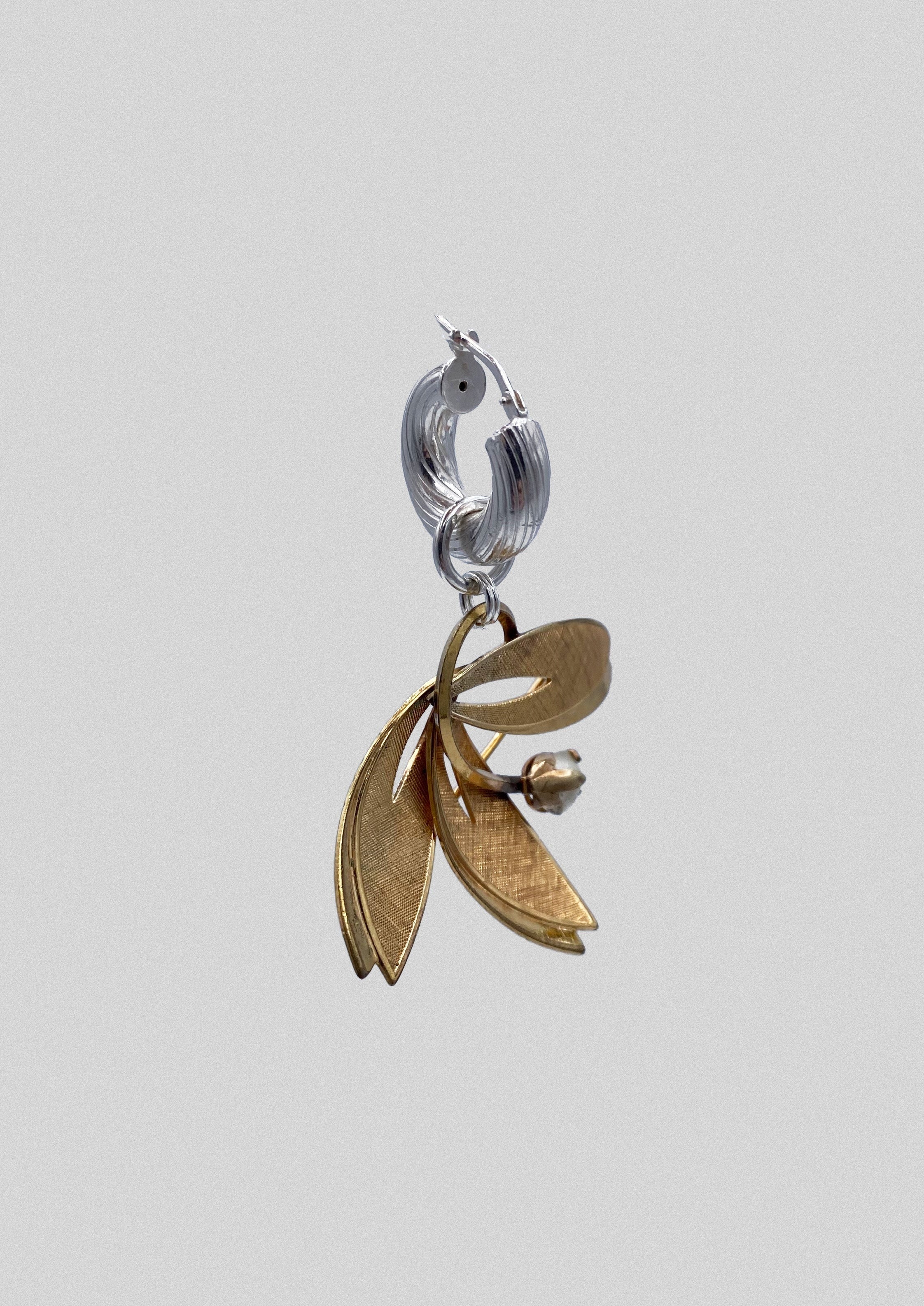 Boucle d'oreille - Mono boucle créole avec une ancienne broche