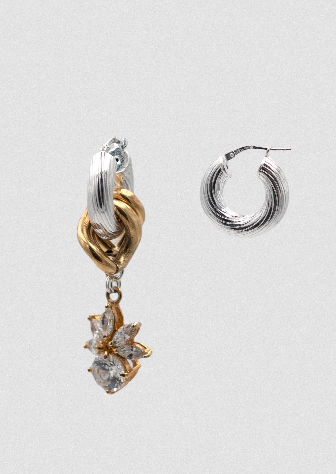 Boucles d'oreille asymétriques -créoles en argent, maillon or ancien et cristal vintage