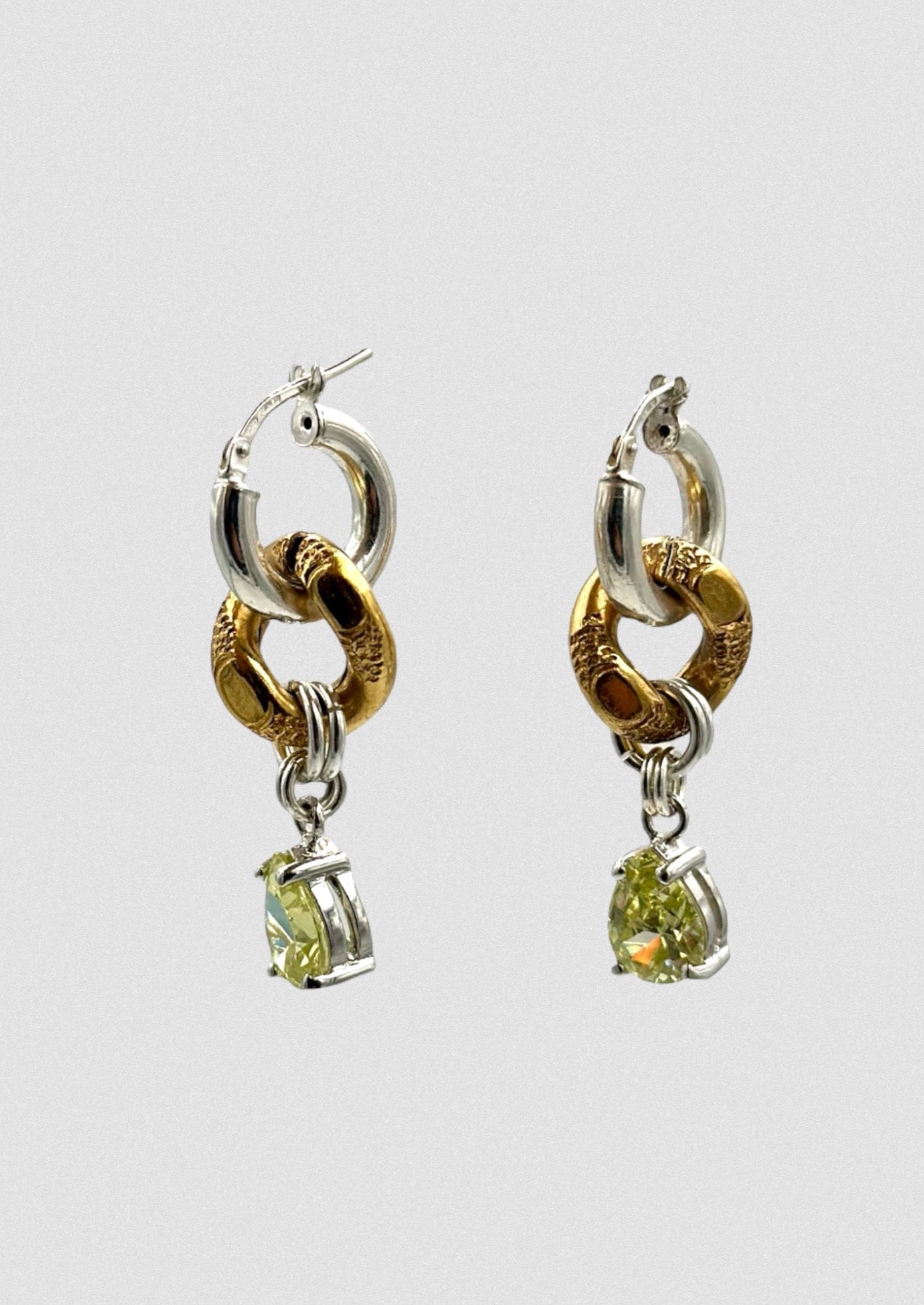 Boucles d'oreille asymétriques - Composition en argent & cristaux vert Swarovski