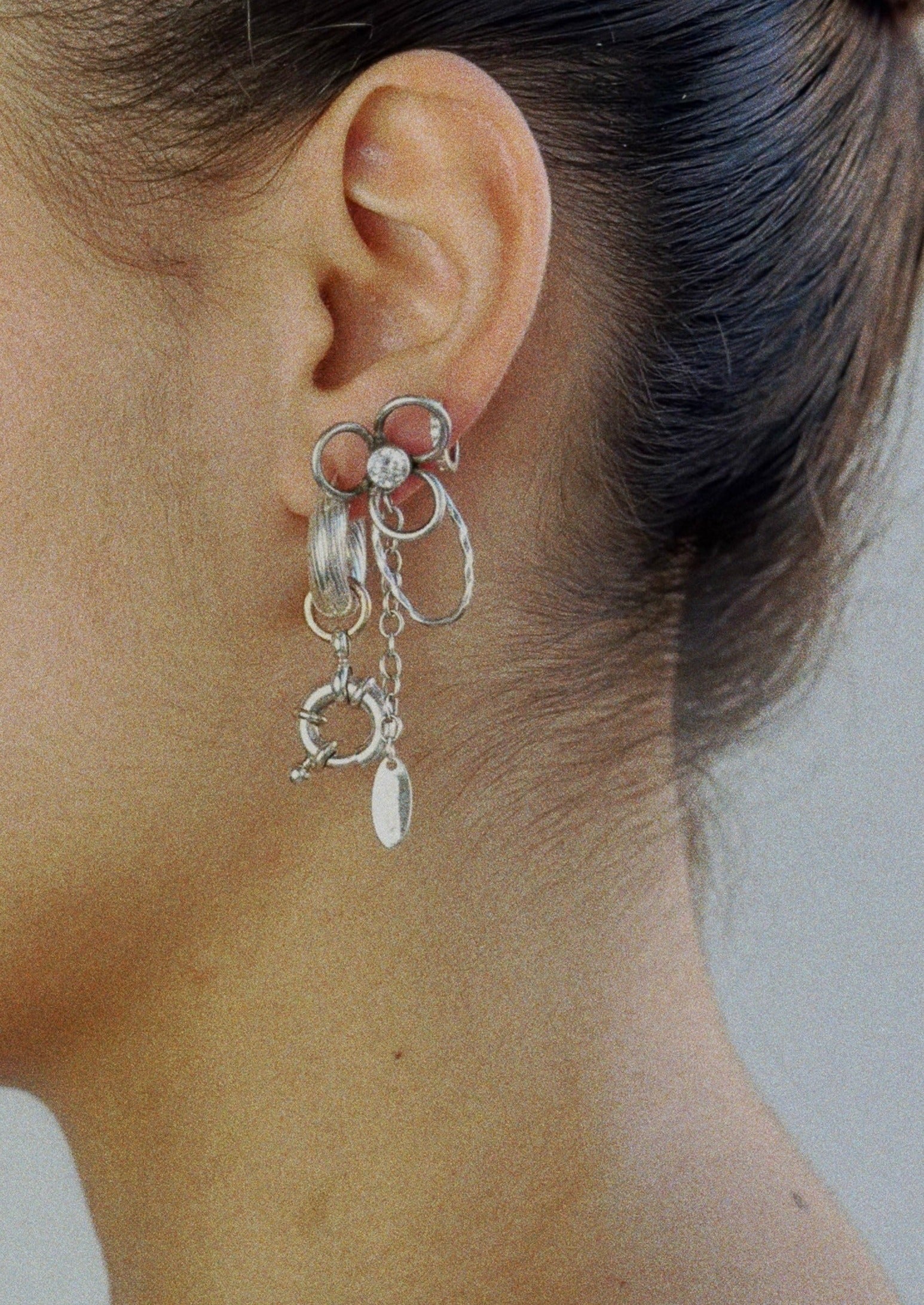 Boucle d'oreille - paire de puces d'oreille avec cristal et fleur en argent