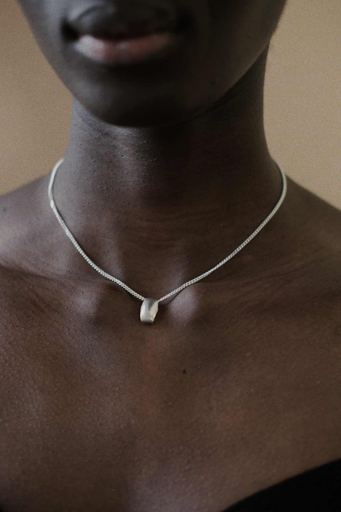 Collier - Le pendentif martelé - en argent