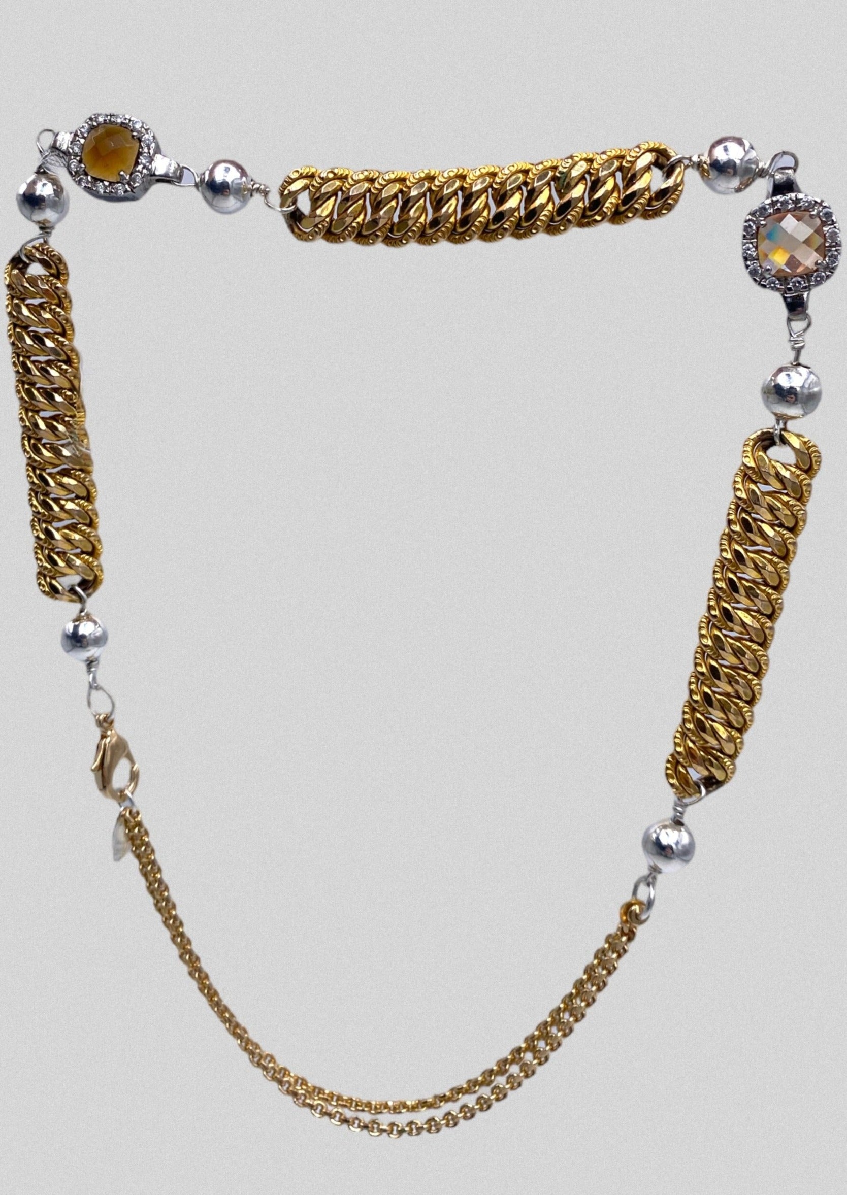 Collier unique - chaînes plaqué or ancien, cristaux et boule argent