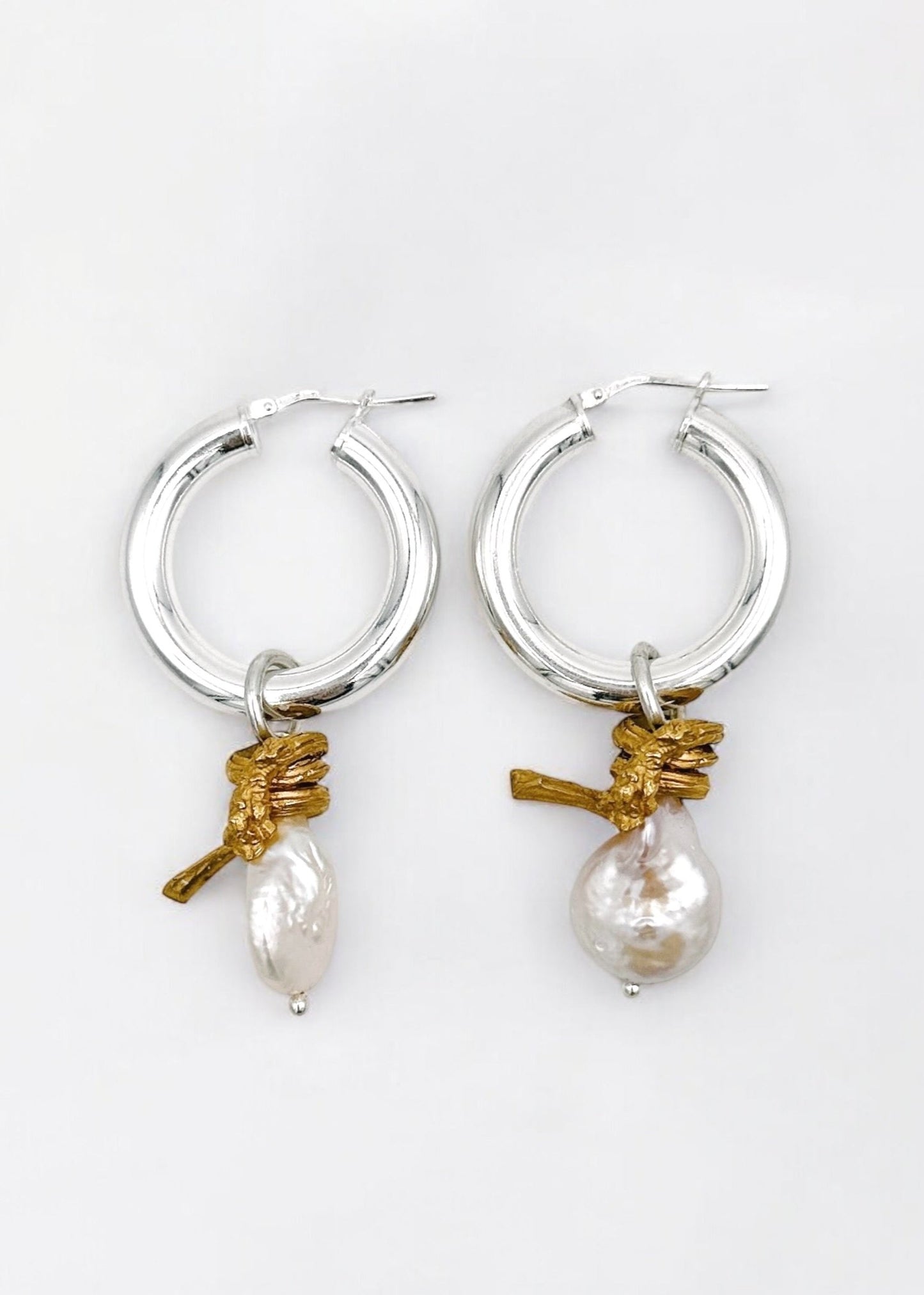 Boucles d'oreilles - "Les grands coraux" - Grandes créoles, perles d'eau douce et fragments plaqués or