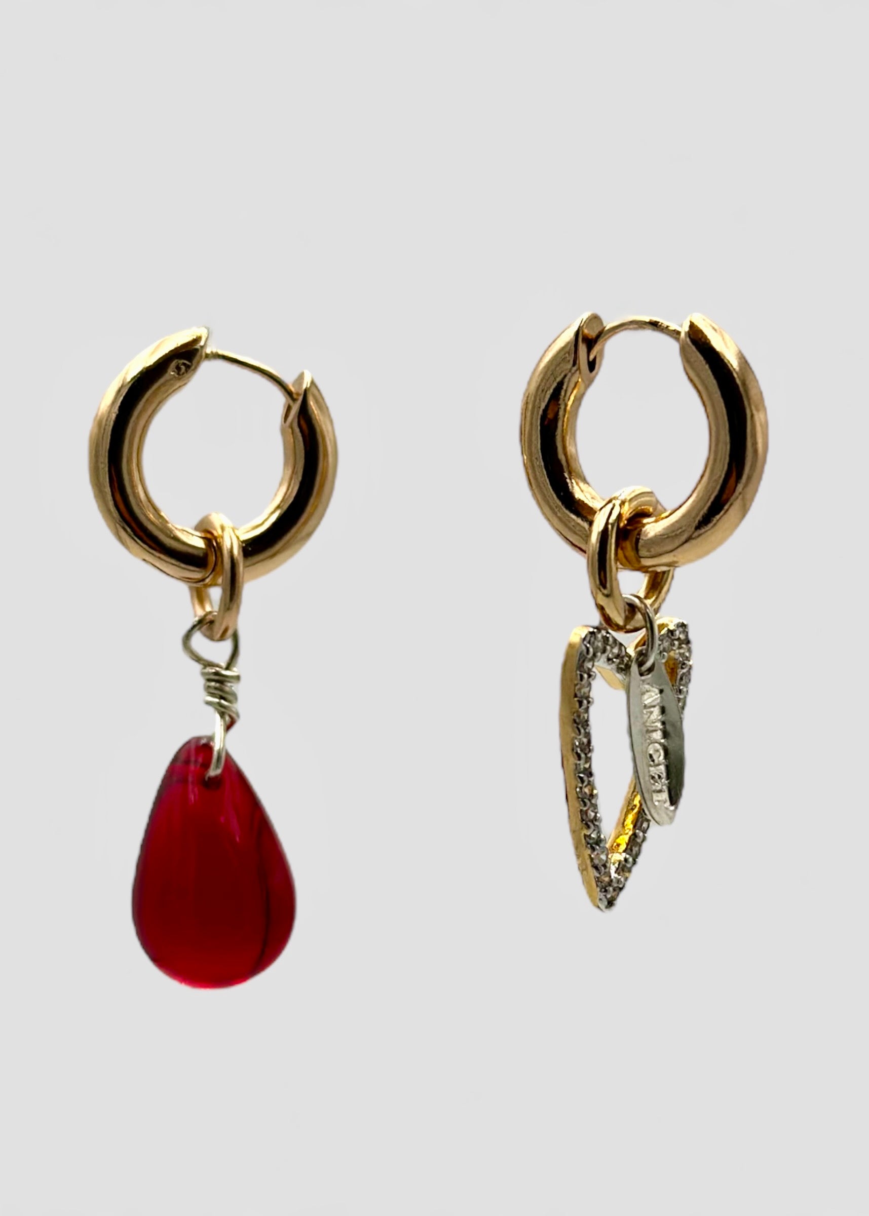 Boucles d'oreilles asymétriques - Plaqué or, cristaux et perle de verre rouge