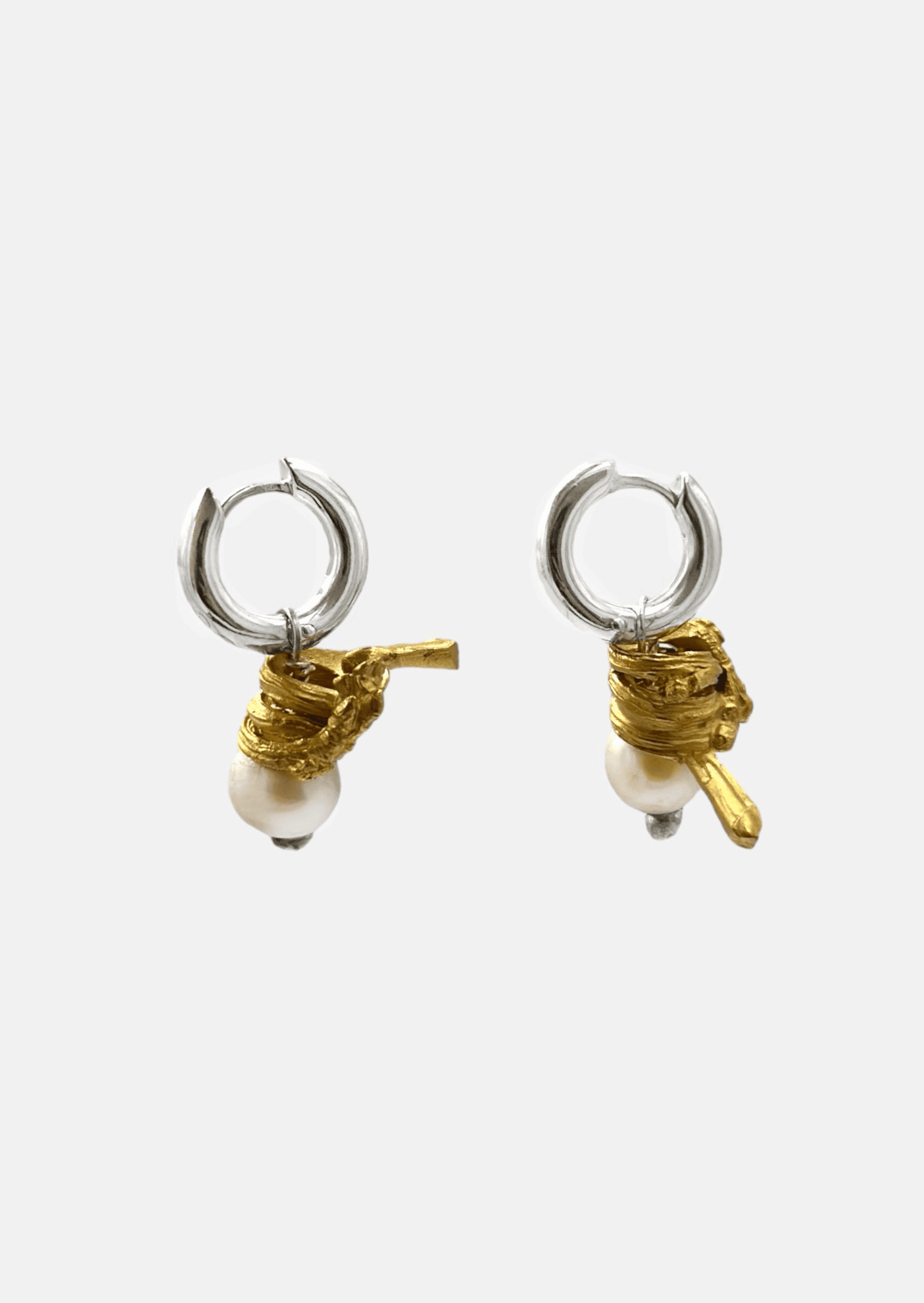 Boucle d'oreille - "Les mini coraux" - Petites créoles, perles d'eau douce et éléments plaqués or