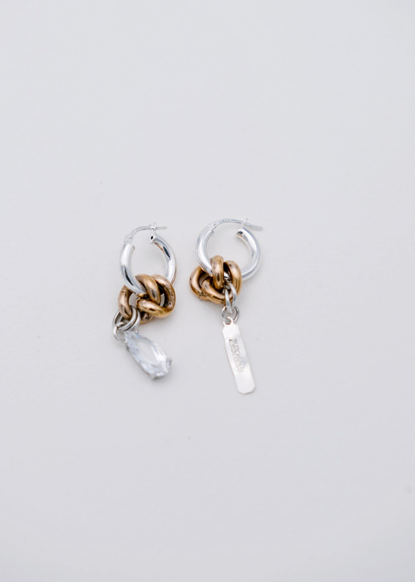 Boucle d'oreille asymétrique - "Cristaux blanc et quartz"