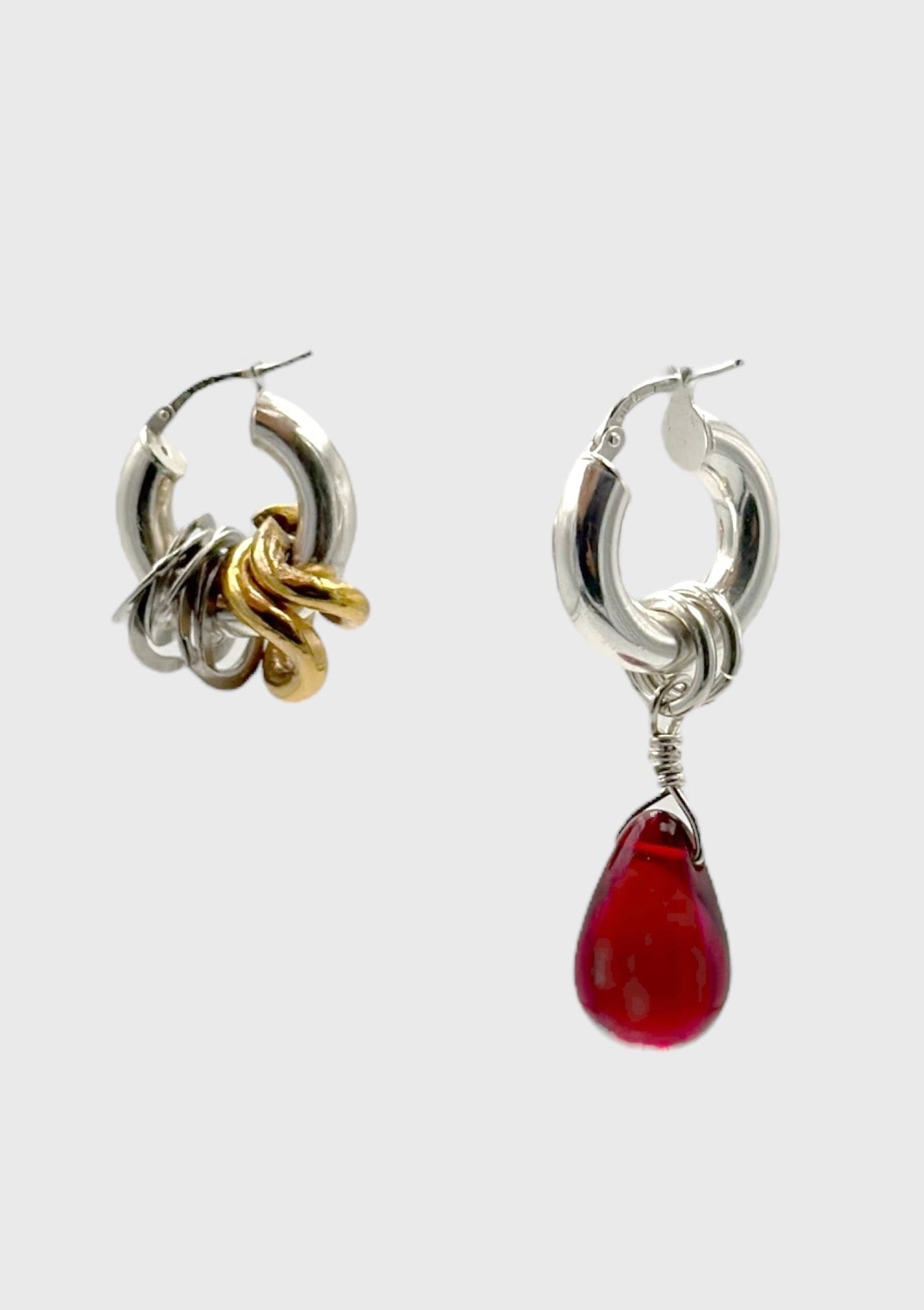 Boucle d'oreille - argent massif et plaqué or ancien, perle de verre rouge